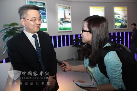 風(fēng)神輪胎總經(jīng)理王鋒接受客車網(wǎng)[cpehywm.cn]記者采訪